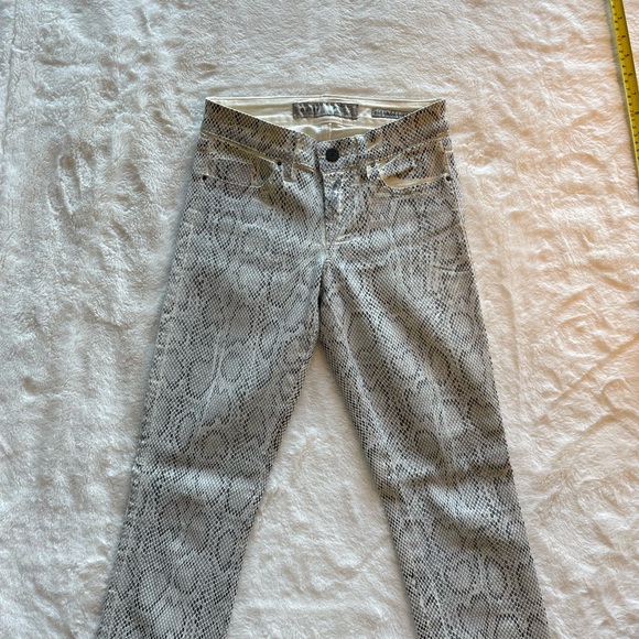 Guess waxy snakeskin denim. Size 24, fits like a 24-25. Stretchy never worn - Picture 3 of 9